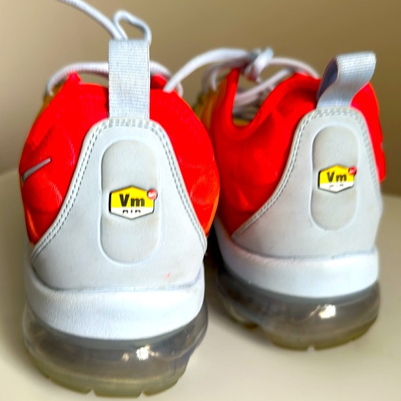 THE WOMEN'S AIR VAPORMAX PLUS SNEAKERS SIZE 11 - Picture 6 of 8